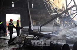 Bình Dương: Cháy lớn khiến toàn bộ nhà xưởng sản xuất gỗ trên 1.000 m2 đổ sập 